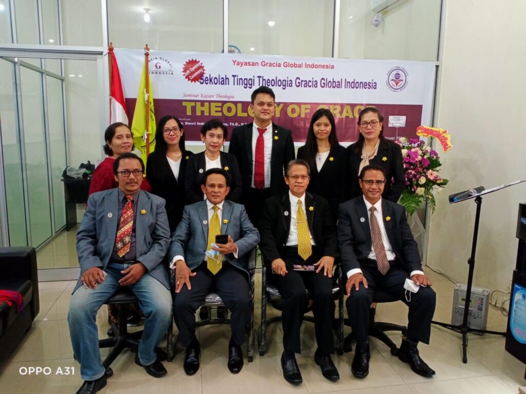 Foto bersama pengurus STT Gracia